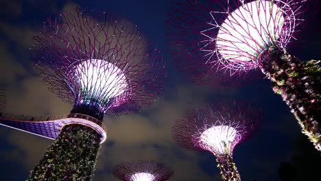 Singapur-10.-Juni-2022-Beleuchtung-Der-Gärten-An-Der-Bucht-Bei-Nacht,