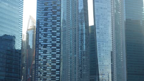 Vista-De-ángulo-Bajo-De-Los-Edificios-Modernos-De-La-Ciudad-De-Singapur.