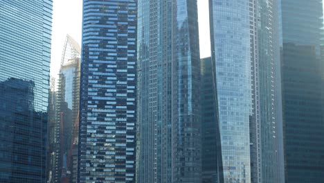 Low-Angle-Ansicht-Der-Modernen-Stadtgebäude-Singapurs