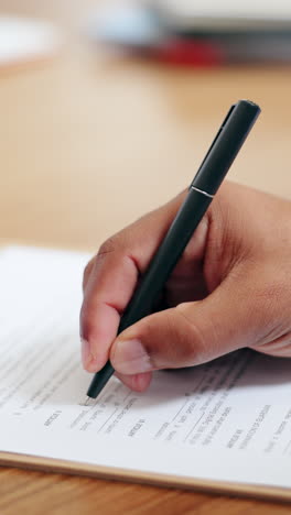 Versicherung,-Schreiben-Oder-Hände-Mit-Dokument-Zum-Unterschreiben