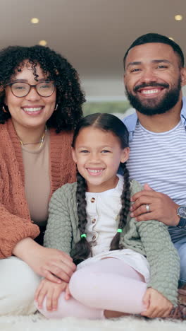 Gesicht,-Lächeln-Und-Zuhause-Bei-Der-Familie