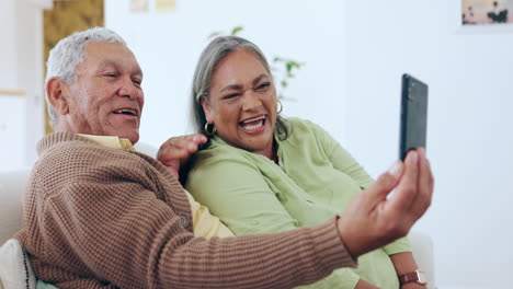 Videoanruf,-Glückliches-Und-älteres-Paar-Auf-Dem-Sofa