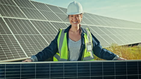 Mujer-Ingeniera-Asiática,-Panel-Solar