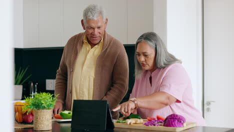 Gesundes,-Kochendes-Und-älteres-Paar-Mit-Tablet