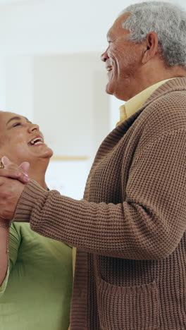 Lächeln,-älteres-Paar-Tanzt-Zu-Hause