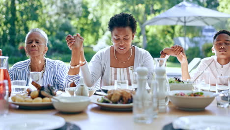 Family,-hands-and-praying-in-outdoors-for-lunch