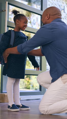 Padre,-Hija-Y-Abrazo-Para-La-Escuela