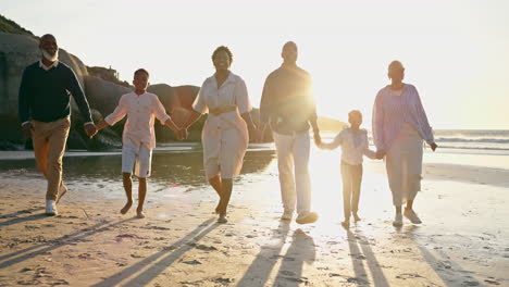 Familia,-Generaciones-O-Caminando-Por-La-Playa