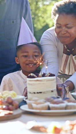Cumpleaños,-Familia-Negra-Y-Niño-Con-Pastel-En-El-Parque