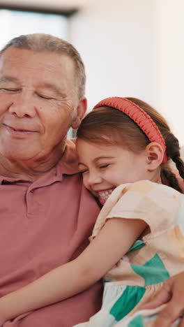 Abuelo,-Niña-Y-Abrazo-Con-Sonrisa