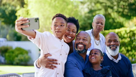 Selfie,-Familie-Und-Generationen-Im-Freien