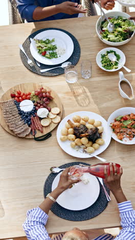Familie,-Mittagessen-Und-Essen-Mit-Blick-Von-Oben-Auf-Den-Tisch