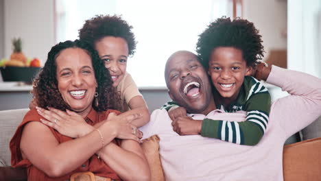 Zuhause,-Umarmung-Und-Gesicht-Der-Glücklichen-Afrikanischen-Familienliebe