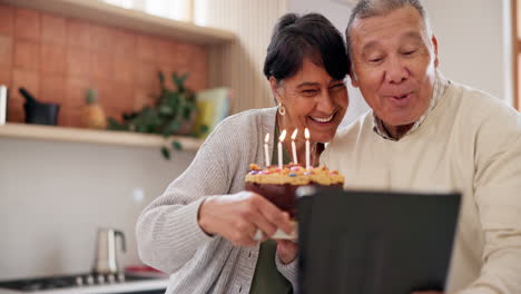 Tablet,-Videoanruf-Und-älteres-Paar-Mit-Geburtstag