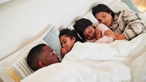 Familie,-Schlafen-Und-Eltern-Mit-Kindern-Im-Bett