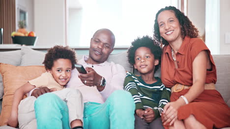 Glückliche,-Abgelegene-Und-Entspannte-Afrikanische-Familie-Vor-Dem-Fernseher