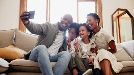 Happy-black-family,-relax-and-selfie