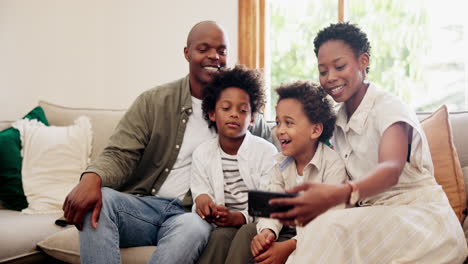 Glückliche-Schwarze-Familie,-Sofa-Und-Selfie