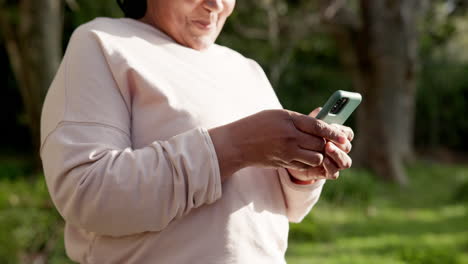 Ältere-Frau,-Smartphone-Und-SMS-Im-Park