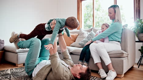 Glücklich,-Spielend-Und-Kinder-Mit-Eltern-Auf-Einem-Sofa