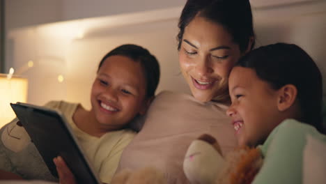Happy-kids,-mother-and-laugh-with-tablet-in-bed