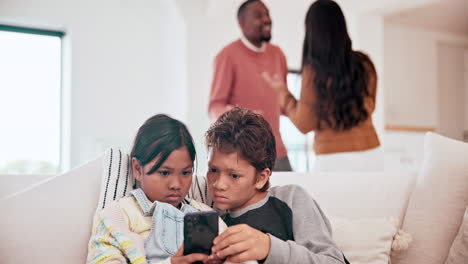 Kinder,-Telefon-Und-Eltern-Kämpfen-Um-Scheidung
