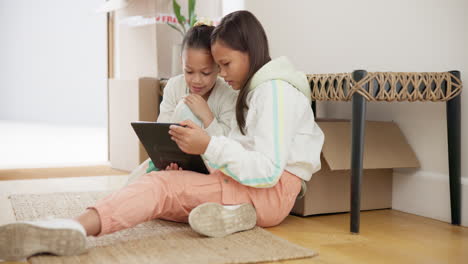 Umzug,-Spiele-Und-Kinder-Mit-Tablet-Zu-Hause-Online