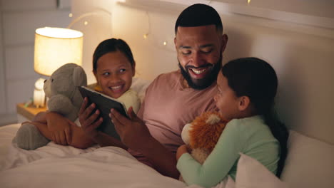 Happy-kids,-father-and-tablet-in-bed-at-night