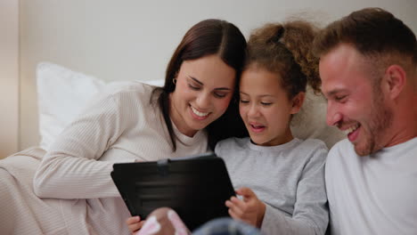 Glückliche-Familie,-Lachen-Oder-Tablet-Für-Soziale-Medien