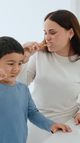 Sonrisa,-Cuidado-Bucal-Y-Una-Familia-Cepillándose-Los-Dientes