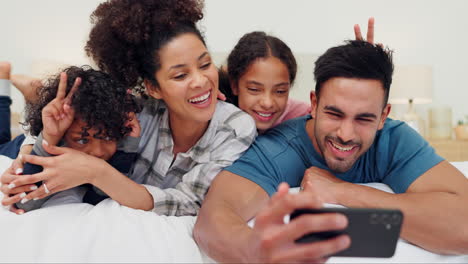 Glückliche-Familie,-Liebe-Und-Bett-Selfie-In-Einem-Haus