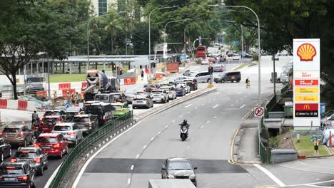 Stadtautos-Unterwegs-In-Der-Orchard-Road-Singapur,