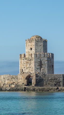 Bourtzi-Del-Castillo-De-Methoni-En-Grecia-Con-Mar-Azul-Claro-En-Vertical