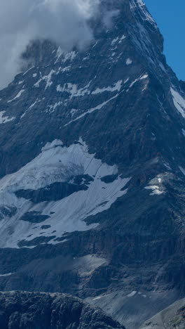 Montañas-Alpes-Suizos-En-Vertical