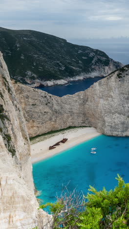 Navagio-Schiffswrack-In-Zakynthos,-Griechenland-In-Vertikaler