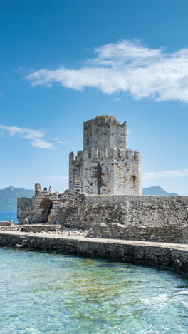 Bourtzi-Der-Burg-Von-Methoni-In-Griechenland-Mit-Blauem,-Klarem-Meer-In-Vertikaler-Richtung