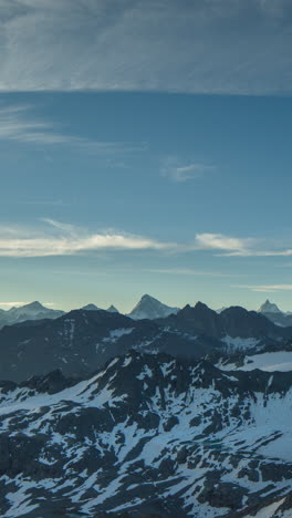 Verbier-Mont-Fort-Bei-Sonnenaufgang-Berggipfel,-Schweizer-Alpen-In-Vertikaler