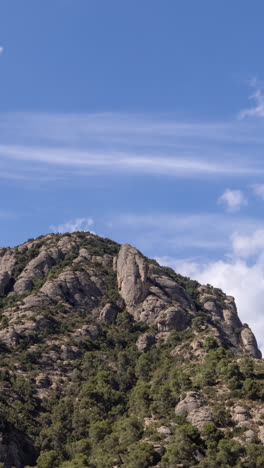 Montaña-De-Montserrat,-Calalonia,-España-En-Vertical