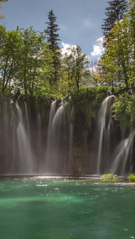Plitvice-lakes-national-park,-croatia-in-vertical