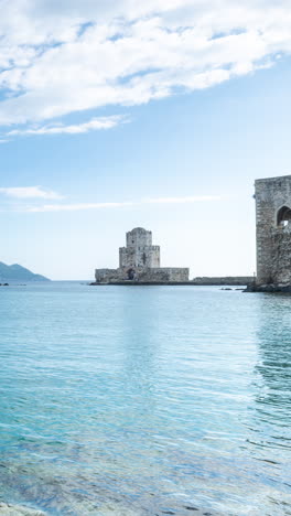 Bourtzi-Der-Burg-Von-Methoni-In-Griechenland-Mit-Blauem,-Klarem-Meer-In-Vertikaler-Richtung