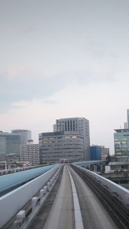 Monorraíl-De-Tokio-Pasando-Por-Los-Rascacielos-De-La-Ciudad-En-Vertical.