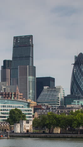 Zeitraffer-Der-Skyline-Von-London-Im-Vertikalmodus