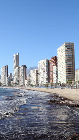 Skyline-Von-Benidorm-Badeort,-Spanien-In-Vertikaler