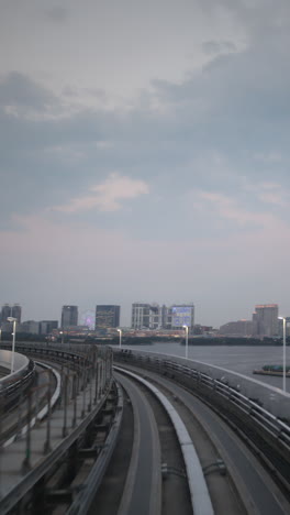 Tokio-Monorail-Durchquert-Die-Wolkenkratzer-Der-Stadt-In-Vertikaler