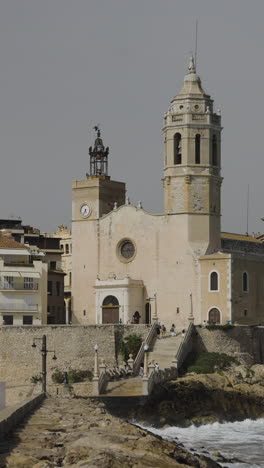 Iglesia-Del-Mar-Y-Edificios-En-Sitges,-España-En-Vertical.