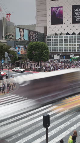 Intersección-En-Shibuya,-Tokio-En-Vertical