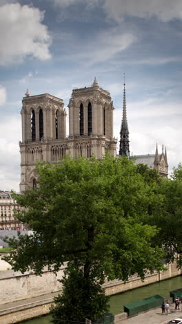 Catedral-De-Notre-Dame-En-París-En-Vertical