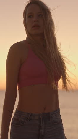 Mujer-Bailarina-En-La-Playa