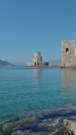 Bourtzi-Del-Castillo-De-Methoni-En-Grecia-Con-Mar-Azul-Claro-En-Vertical