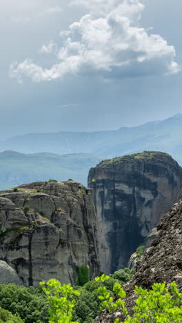 Meteora-Felsformationen-Und-Klöster-In-Griechenland-In-Vertikaler